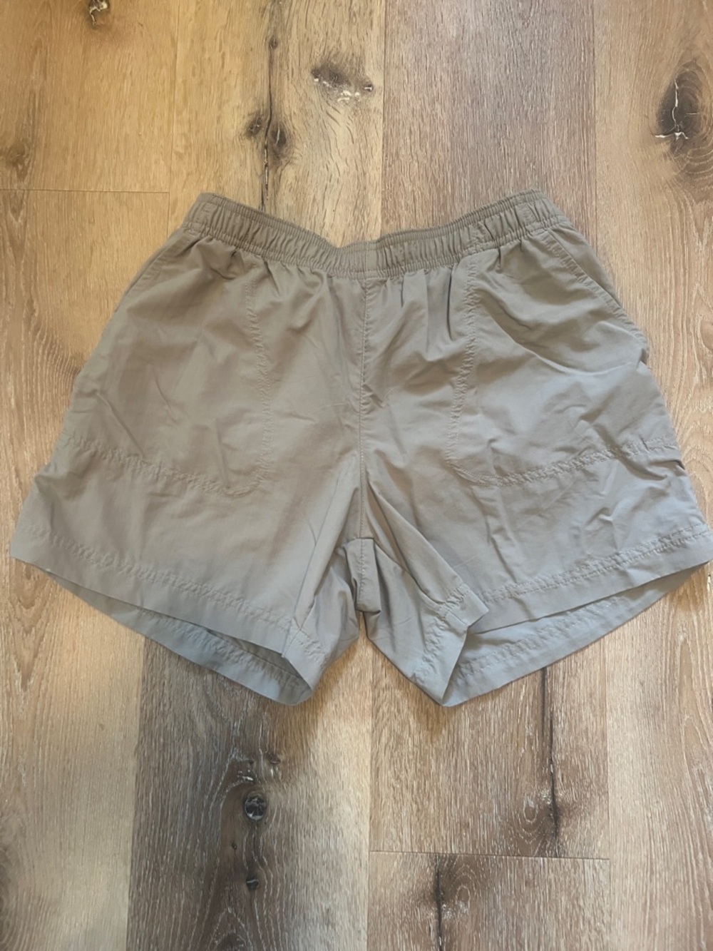 Columbia Women’s Lightweight Elastic-Waist Shorts in Taupe Small 5L